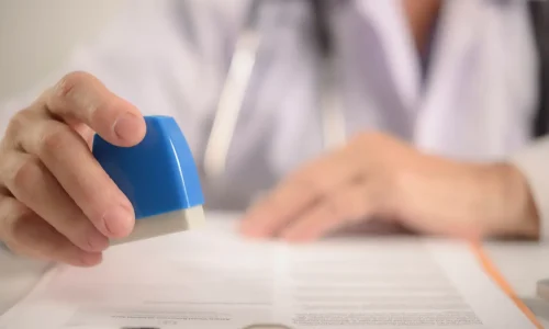 A empresa pode recusar um atestado médico? Veja limites e regras legais